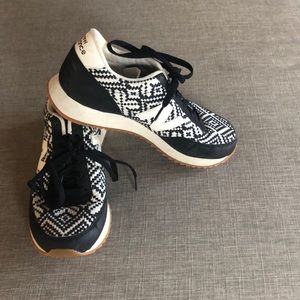 New balance black and white knit 501s